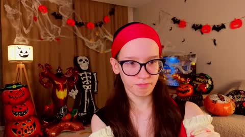 Snapshot of lynettebails chatting on 10.29.25 Sara online show from 10.29.25