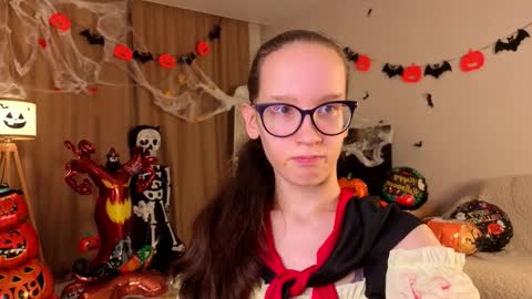 Snapshot of lynettebails chatting on 10.31.25 Sara online show from 10.31.25