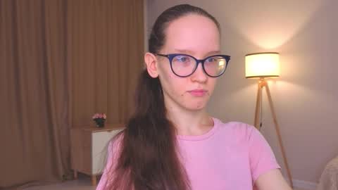 Snapshot of lynettebails chatting on 12.21.25 Sara online show from 12.21.25