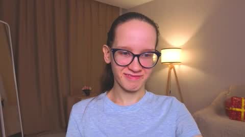 Snapshot of lynettebails chatting on 12.22.25 Sara online show from 12.22.25