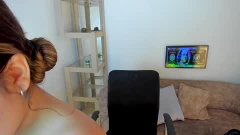 Snapshot of m1lk_choc chatting on 02.22.25 Mila online show from 02.22.25