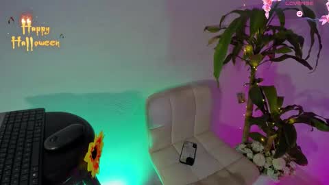 Snapshot of m1lk_choc chatting on 10.09.25 Mila online show from 10.09.25