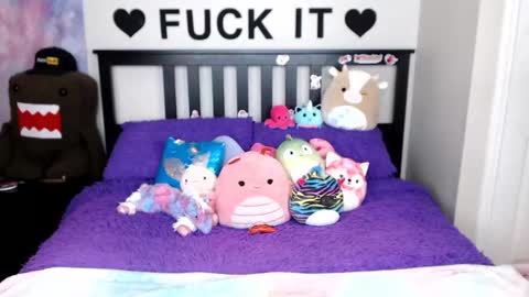 Mackenzie Wolfe online show from 10.04.25