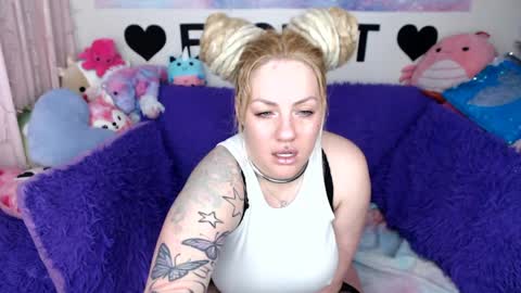 Mackenzie Wolfe online show from 04.17.26