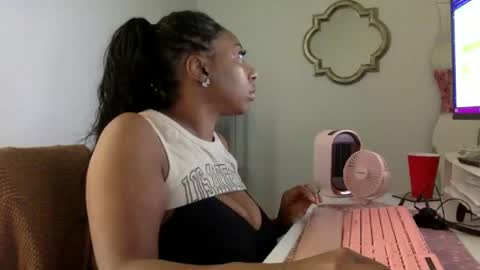 Snapshot of madam_glam chatting on 05.19.26 madam_glam online show from 05.19.26