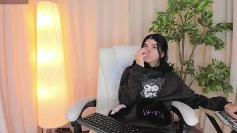 Maddy Please help me with your thumbs up its important online show from 03.06.25