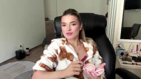 Snapshot of madelenequirk chatting on 07.08.26 Alisa online show from 07.08.26