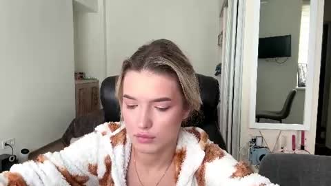 Snapshot of madelenequirk chatting on 07.10.26 Alisa online show from 07.10.26