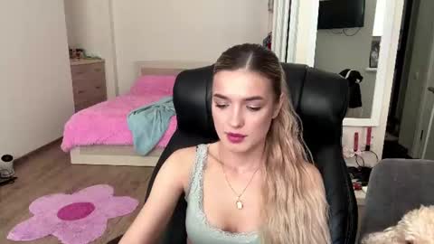 Snapshot of madelenequirk chatting on 07.15.26 Alisa online show from 07.15.26