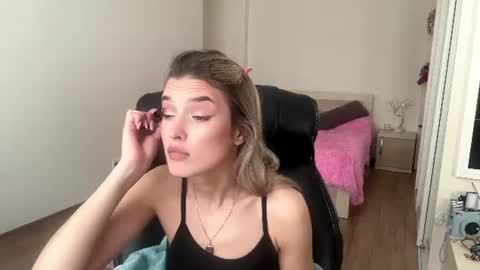 Snapshot of madelenequirk chatting on 07.24.26 Alisa online show from 07.24.26