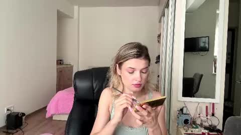 Snapshot of madelenequirk chatting on 07.27.26 Alisa online show from 07.27.26