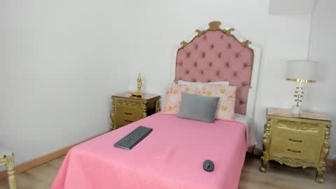 madelyn walker  online show from 01.06.26