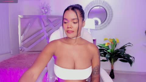 Snapshot of madisson_davon chatting on 12.17.24 Madisson Davon online show from 12.17.24