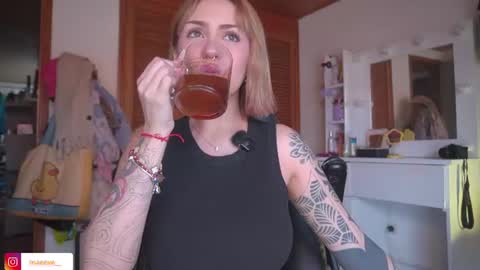Snapshot of maeeve_ chatting on 06.24.26 Maeve schedule 11 am- 530 pm colombia time online show from 06.24.26