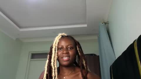 Snapshot of maelys_t chatting on 05.10.26 Maelys online show from 05.10.26