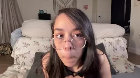 Mae Mariposa  online show from 06.18.26
