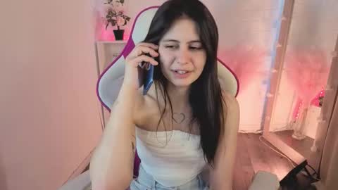 Snapshot of maeren chatting on 02.12.26 Mia online show from 02.12.26