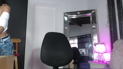 Snapshot of mailyn_gold chatting on 05.23.26 mailyn_gold online show from 05.23.26