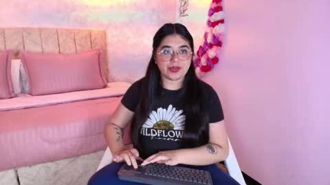Snapshot of mailyn_rose chatting on 10.21.25 mailyn_rose online show from 10.21.25