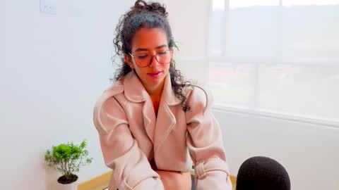 Snapshot of maithe_perroni chatting on 03.27.26 Lauu online show from 03.27.26