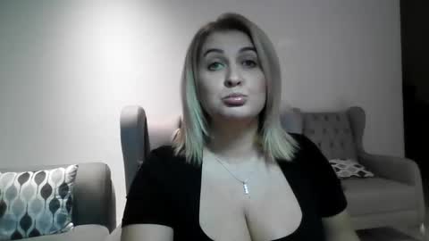 Snapshot of malorine chatting on 11.30.25 malorine online show from 11.30.25