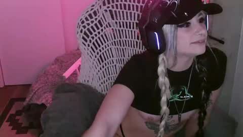 manicpixieslutt online show from 11.20.25