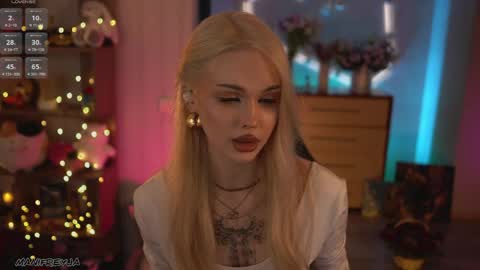 Snapshot of manifreyja chatting on 04.27.26 Amelie online show from 04.27.26