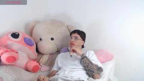 Snapshot of manuelr77 chatting on 05.15.26 Manuel online show from 05.15.26
