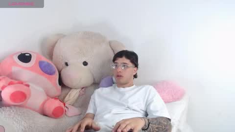 Snapshot of manuelr77 chatting on 05.15.26 Manuel online show from 05.15.26