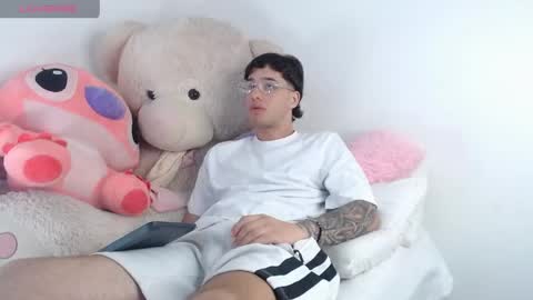 Snapshot of manuelr77 chatting on 05.16.26 Manuel online show from 05.16.26