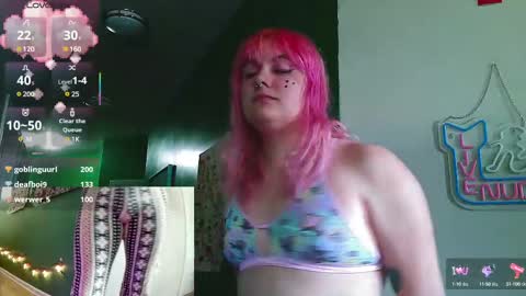 Snapshot of maplebeesticky chatting on 01.30.25 Maple online show from 01.30.25