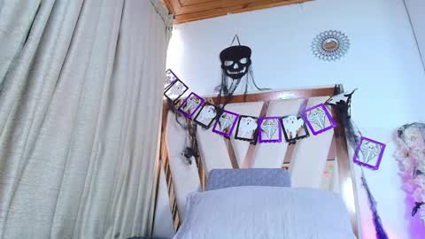 Snapshot of maraa_x chatting on 10.29.25 maraa_x online show from 10.29.25