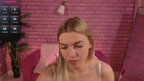 Snapshot of margo_robbbie chatting on 10.08.25 margo_robbbie online show from 10.08.25