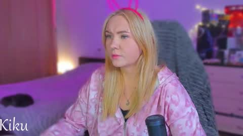 Snapshot of mari_kiku chatting on 10.12.25 Kiku and Marii - online show from 10.12.25