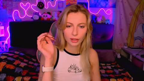 Snapshot of maria_hunt chatting on 10.08.25 Maria online show from 10.08.25