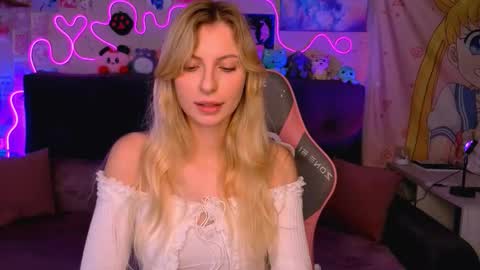 Snapshot of maria_hunt chatting on 10.16.25 Maria online show from 10.16.25