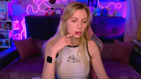 Snapshot of maria_hunt chatting on 10.23.25 Maria online show from 10.23.25