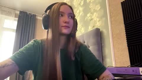 Snapshot of mariannekeetan chatting on 11.29.25 Aria online show from 11.29.25