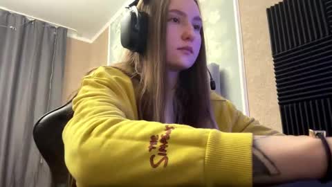 Snapshot of mariannekeetan chatting on 11.30.25 Aria online show from 11.30.25