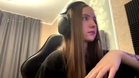 Snapshot of mariannekeetan chatting on 12.01.25 Aria online show from 12.01.25