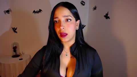 Snapshot of marie_daved chatting on 10.26.25 Nicolle online show from 10.26.25