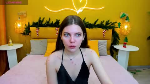 Snapshot of marie_reyes_ chatting on 12.18.25 Mary 3 online show from 12.18.25