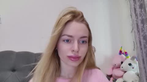 Snapshot of mariwell chatting on 05.17.26 mariwell online show from 05.17.26