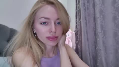 Snapshot of mariwell chatting on 05.18.26 mariwell online show from 05.18.26