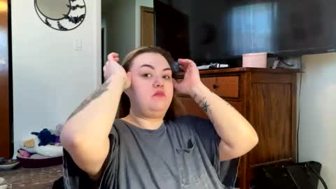 Snapshot of maroon_moon chatting on 02.17.25 maroon_moon online show from 02.17.25