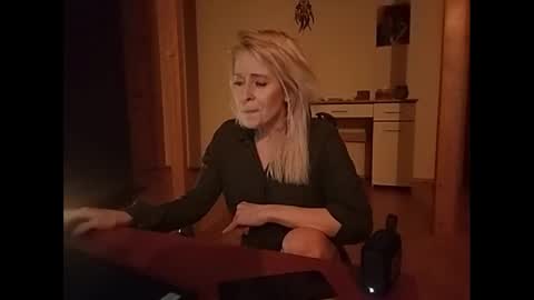 Snapshot of marrygorund chatting on 01.30.25 MaryGoRound online show from 01.30.25