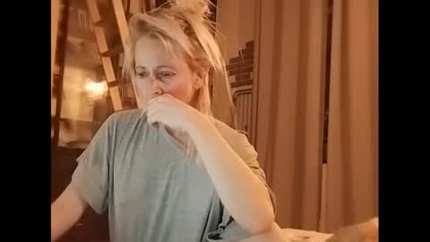 Snapshot of marrygorund chatting on 02.10.25 MaryGoRound online show from 02.10.25