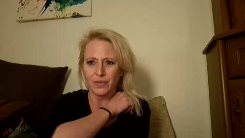 Snapshot of marrygorund chatting on 10.02.25 MaryGoRound online show from 10.02.25