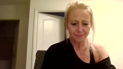 Snapshot of marrygorund chatting on 11.01.25 MaryGoRound online show from 11.01.25