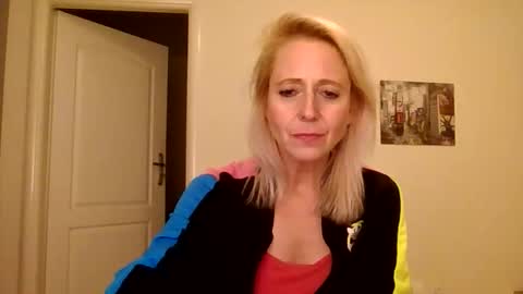 Snapshot of marrygorund chatting on 11.12.25 MaryGoRound online show from 11.12.25